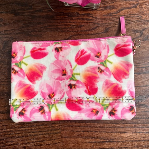 Punctuate Tulip print wristlet - Picture 9 of 10